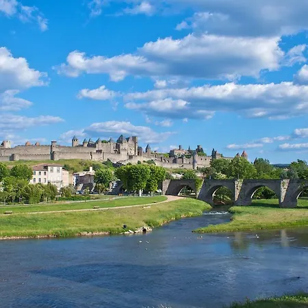 La Folie Des Remparts